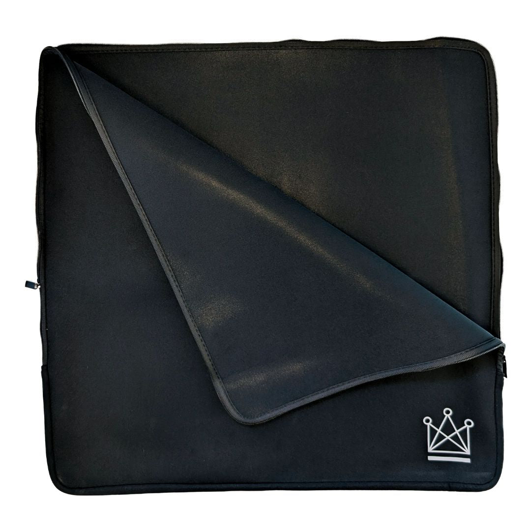 cover til skakbræt i mørk neopren og med dansk skoleskaks logo trykt på i hvid