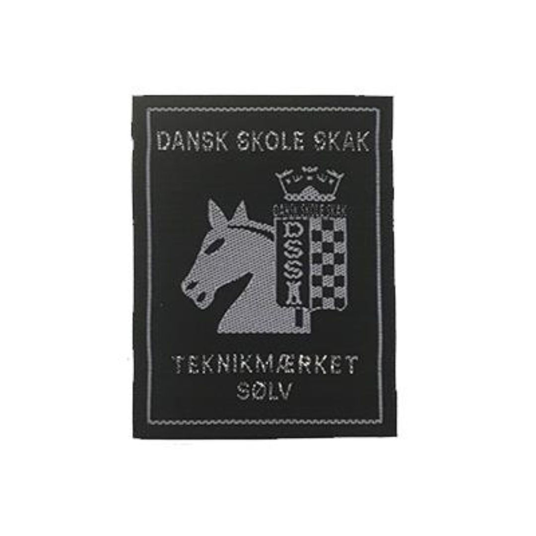 Stofmærke med dansk skoleskaks logo broderet på for beståelse af teknikmærket sølvspringeren