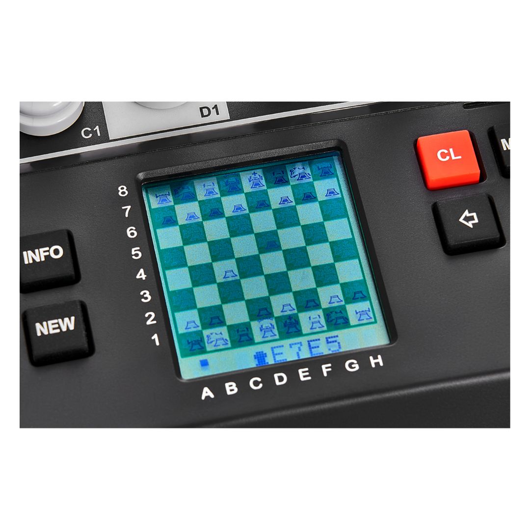 Displayet på skakcomputer milennium chess genius med en stilling ud af engelsk åbning omvendt siciliansk variant