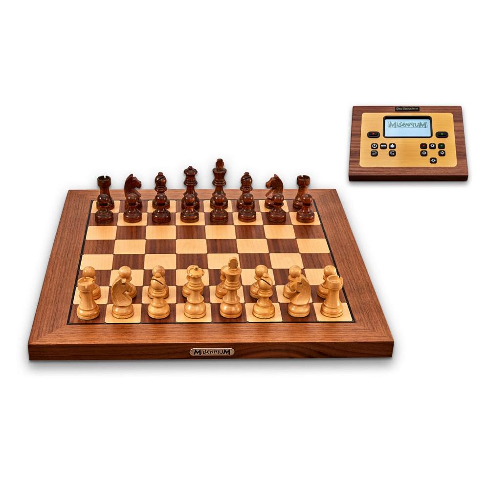 Millennium Chess Classics Exclusive skakcomputer bestående af et eksklusivt træbræt med træbrikker og et eksternt kontrolmodul i træ med display.