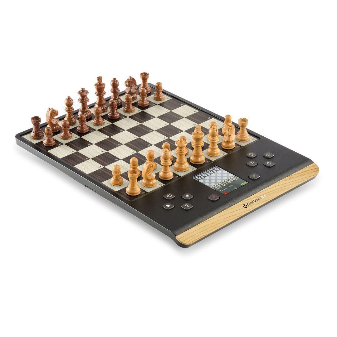 ChessGenius Pro med brikker i medfølgende stofpose, klar til rejse