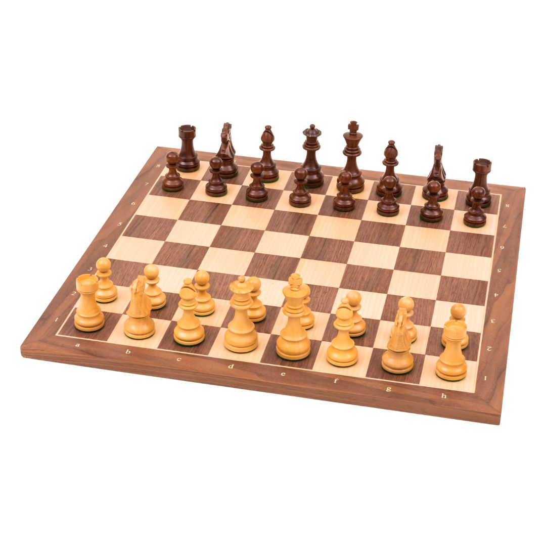 Luksus skakspil med indiske brikker og fransk springer stillet op i den klassiske start skak opstilling med de hvide brikker på de første to rækker og de sorte brikker på de bagerste to rækker