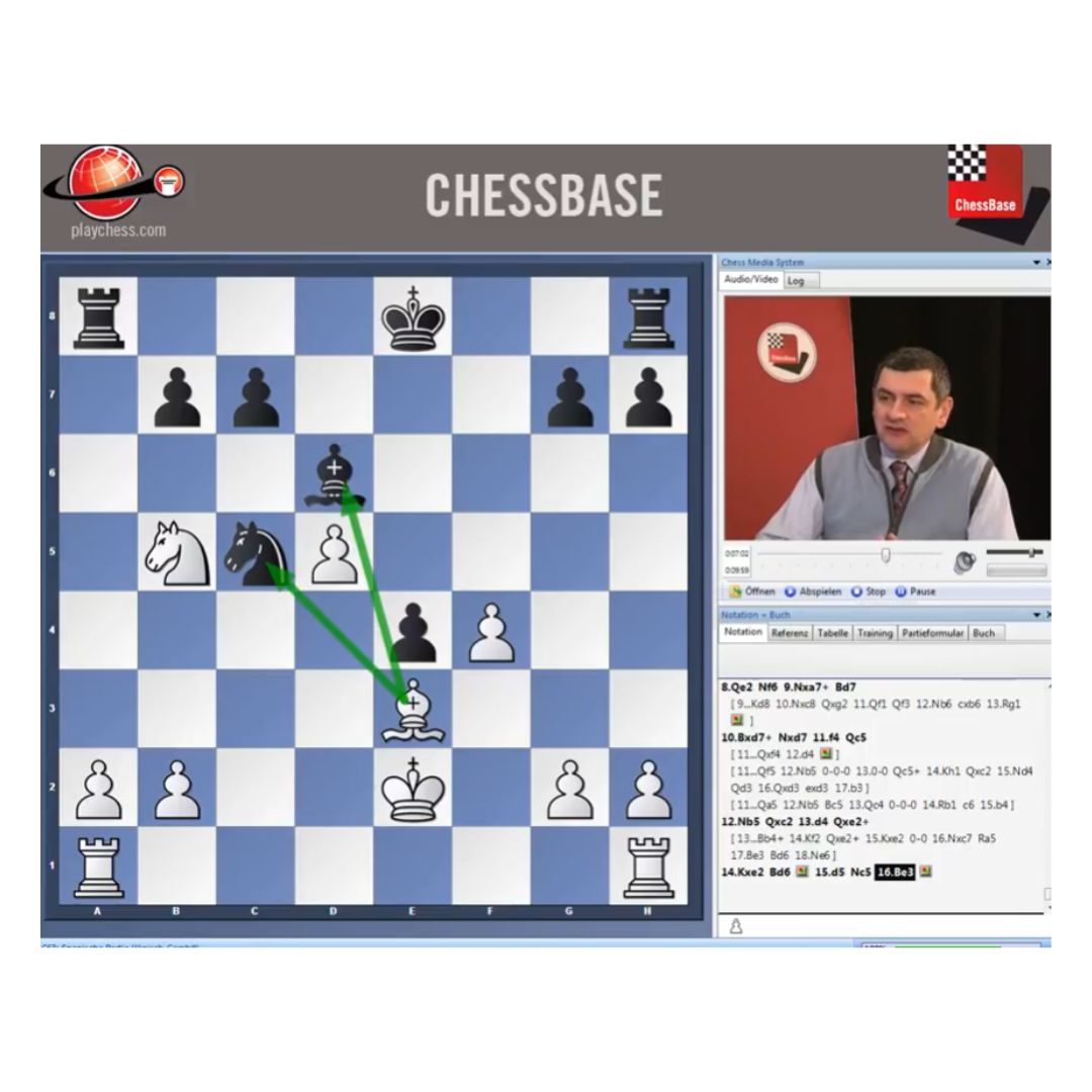 Chessbase står skrevet med store bogstaver i toppen mens stormester i skak forklarer om åbningsteori i spansk åbning med skakbrikker