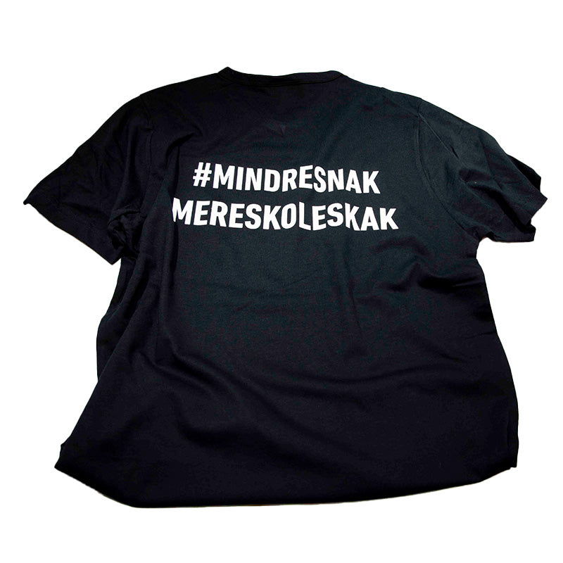 Bagsiden af t shirt fra dansk skoleskak med hashtagget #mindresnakmereskoleskak bagpå