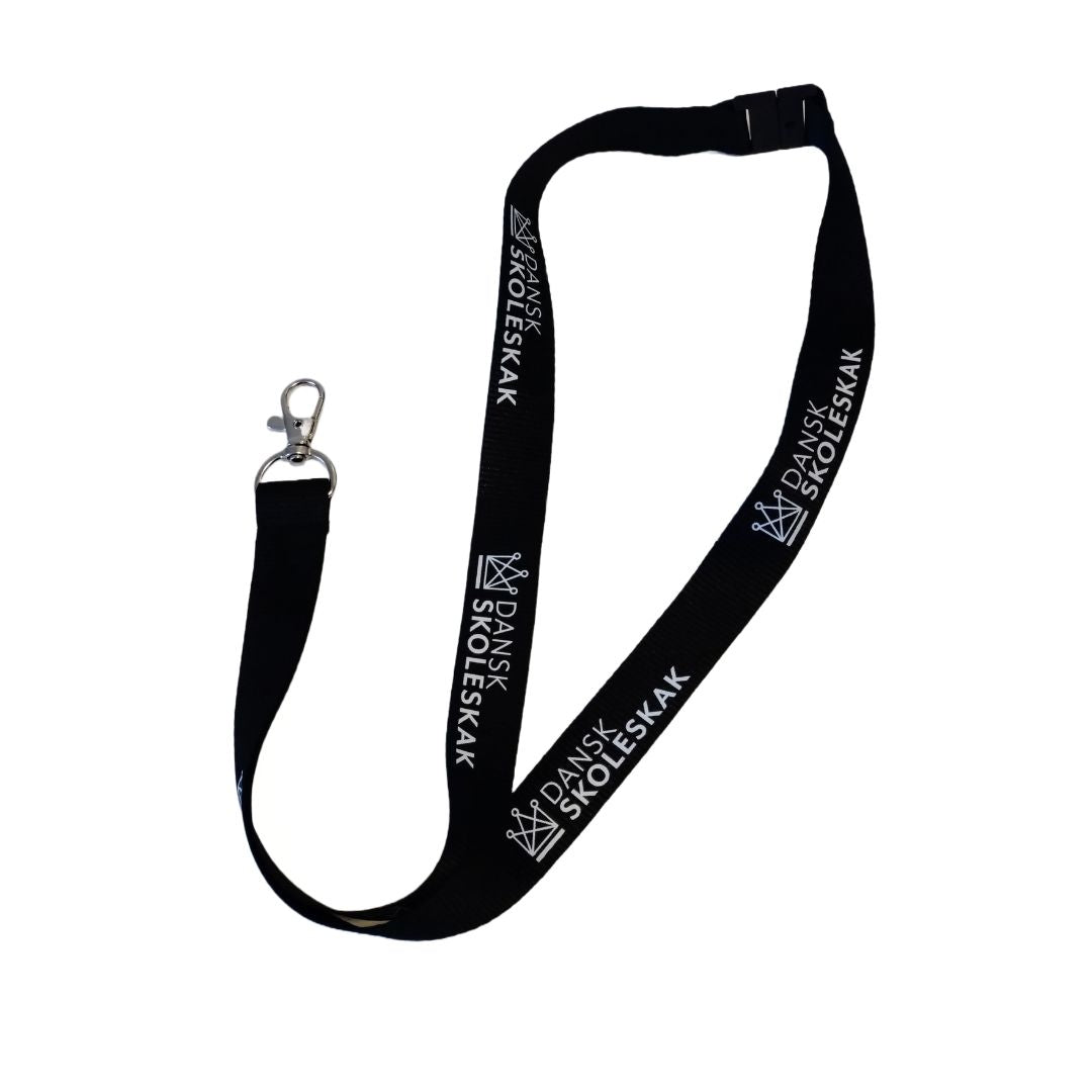 Keyhanger med sort bånd der har påtrykt dansk skoleskaks logo, der for enden har en super stabil kabinehage, så nøglerne opbevares sikkert