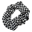 skakternet scrunchie hårelastik med små skaktern - prikken over i'et til det skakkede outfit