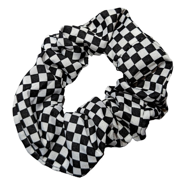 skakternet scrunchie hårelastik med små skaktern - prikken over i'et til det skakkede outfit
