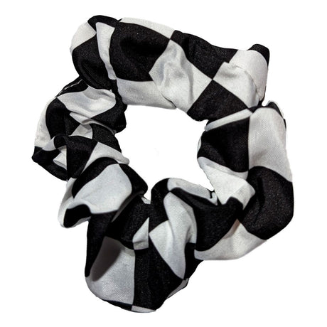 skakternet scrunchie med store skaktern placeret på en hvid baggrund. Moderigtig skakpåklædning