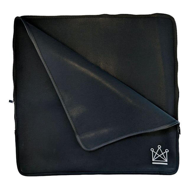 cover til skakbræt i mørk neopren og med dansk skoleskaks logo trykt på i hvid