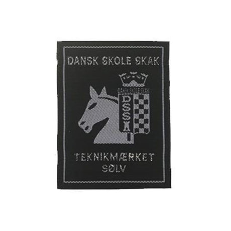 Stofmærke med dansk skoleskaks logo broderet på for beståelse af teknikmærket sølvspringeren