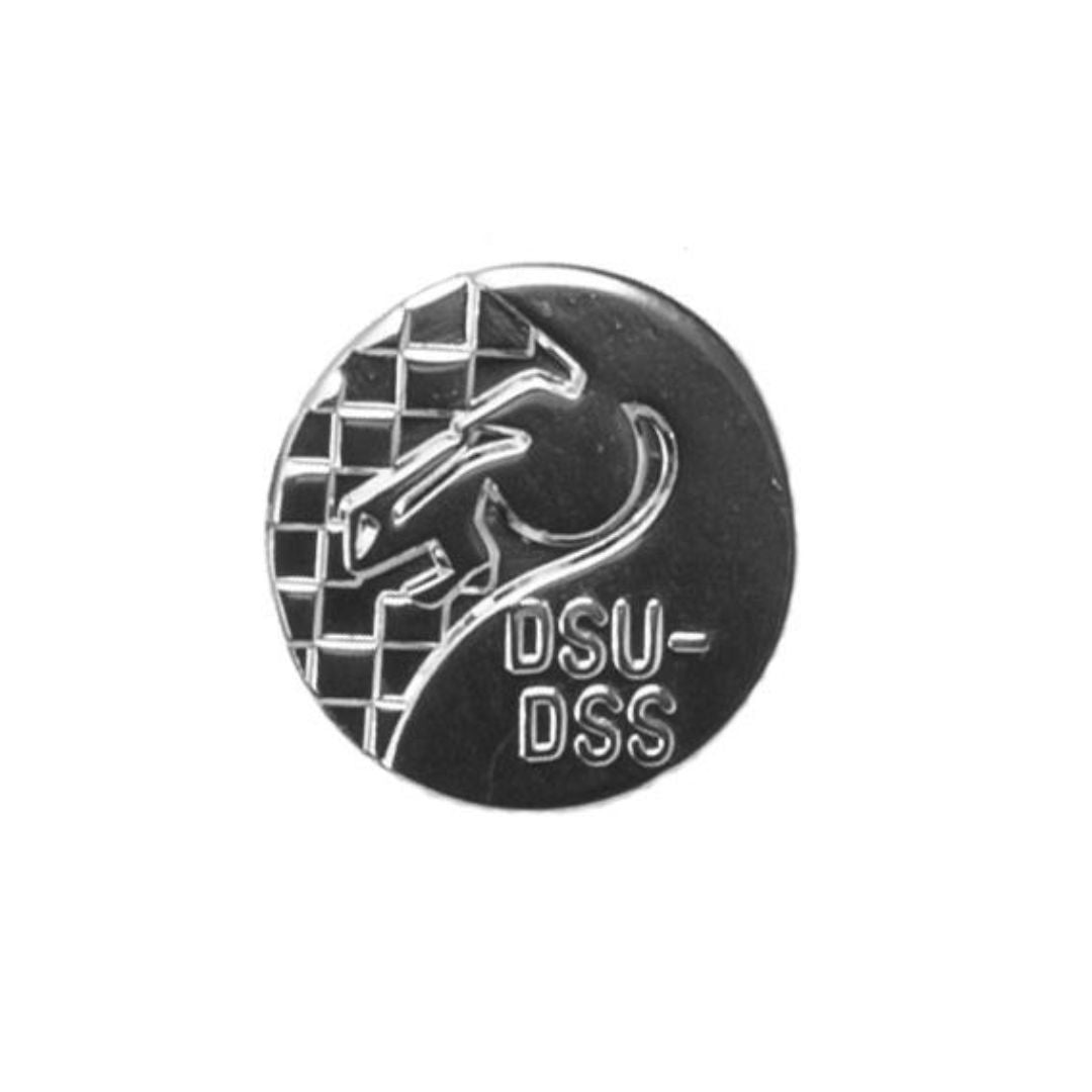 Pin med springer og skaktern samt DSU og DSS der står for Dansk Skak Union og Dansk Skoleskak