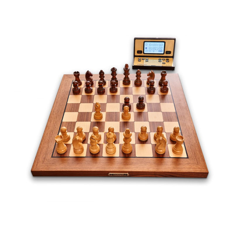 Millennium chess genius exclusive skakcomputer stående fremme i løberens åbning hvor sort lige har spillet f5