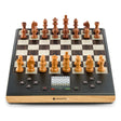 ChessGenius Pro skakcomputer med træbrikker på et trælook-skakbræt
