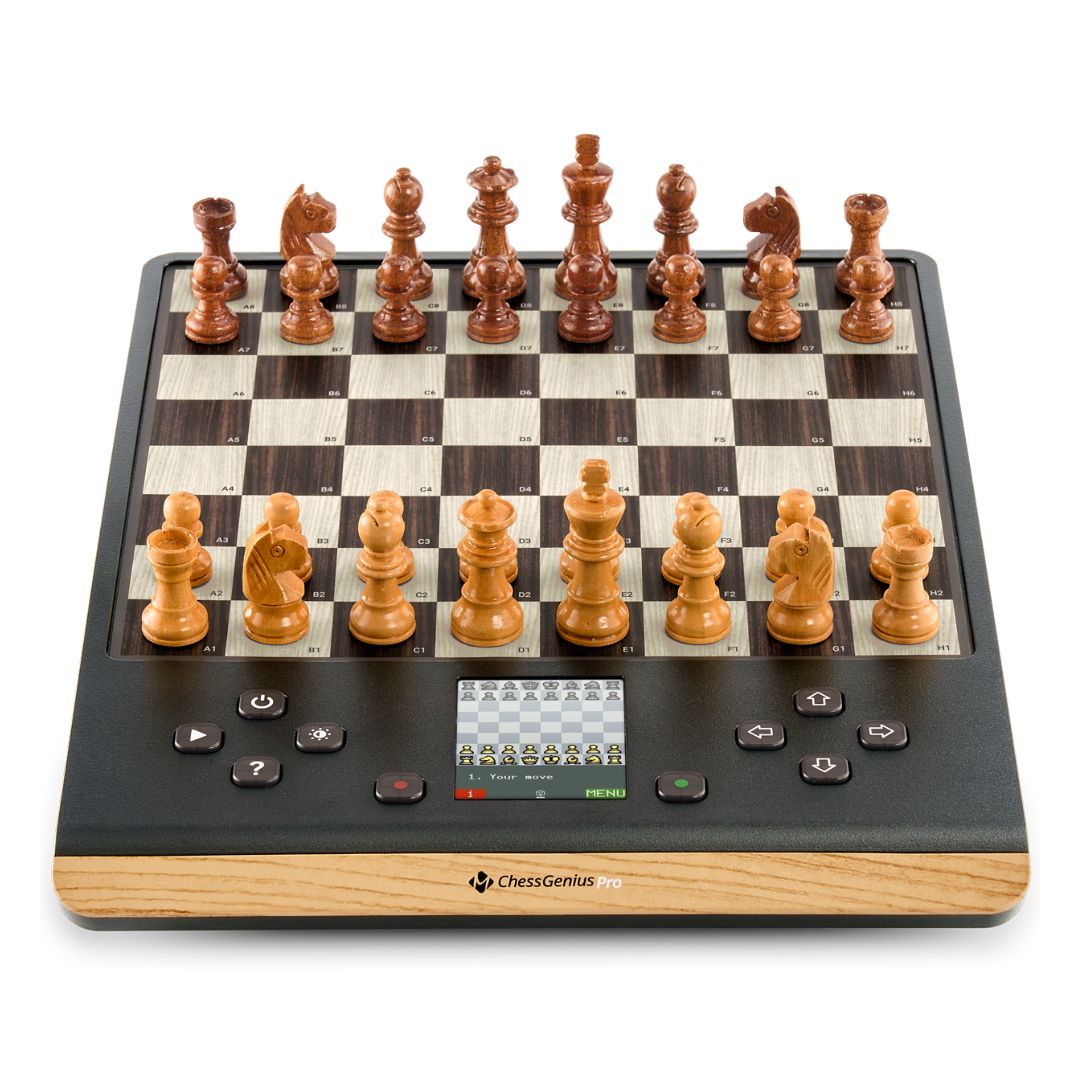 ChessGenius Pro skakcomputer med træbrikker på et trælook-skakbræt