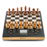 ChessGenius Pro skakcomputer med træbrikker på et trælook-skakbræt