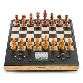 ChessGenius Pro skakcomputer med træbrikker på et trælook-skakbræt