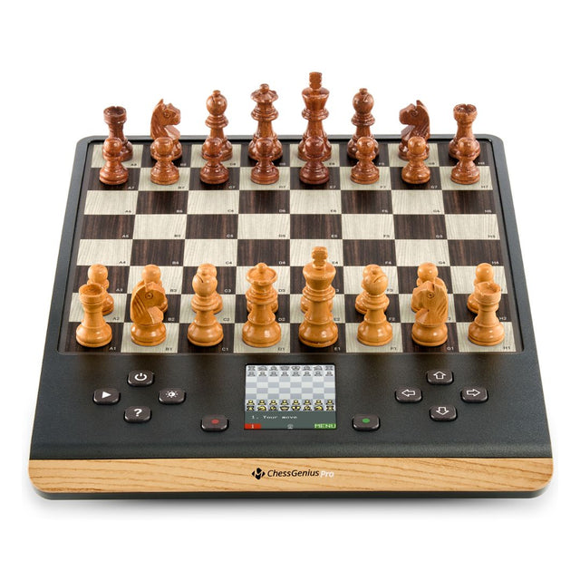 ChessGenius Pro skakcomputer med træbrikker på et trælook-skakbræt