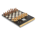 ChessGenius Pro med brikker i medfølgende stofpose, klar til rejse