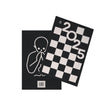 Forsiden og bagsiden hørende til skakkalenderen pocket chess 2025 på en hvid baggrund