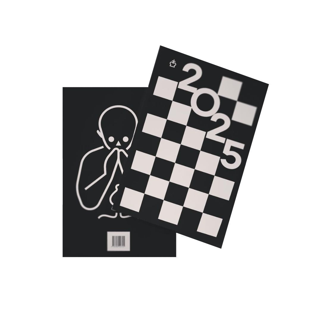 Forsiden og bagsiden hørende til skakkalenderen pocket chess 2025 på en hvid baggrund