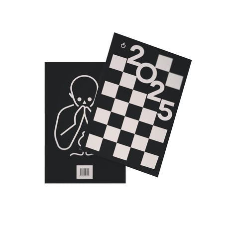 Forsiden og bagsiden hørende til skakkalenderen pocket chess 2025 på en hvid baggrund