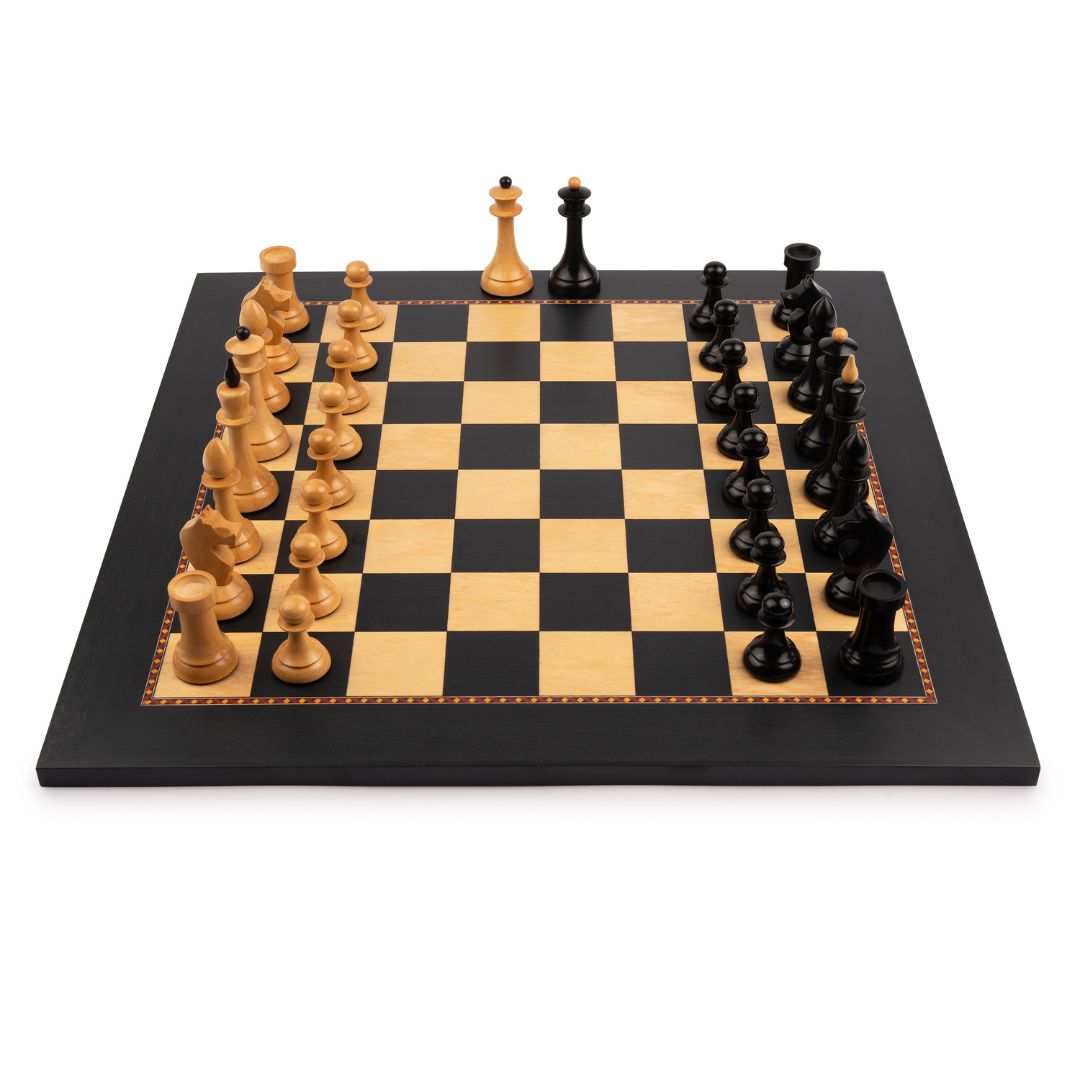 The queens gambit officielt skakspil bestående af et luksus skakbræt og smukke udførte skakbrikker kendt fra den populære netflix-serie