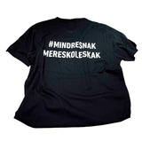 Bagsiden af t shirt fra dansk skoleskak med hashtagget #mindresnakmereskoleskak bagpå