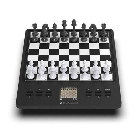 Millennium ChessChampion 2.0 elektronisk skakcomputer, set direkte forfra med alle brikker i startpositionen.