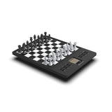 Millennium ChessChampion 2.0 skakcomputer i startposition, set fra en skrå vinkel (højre side).