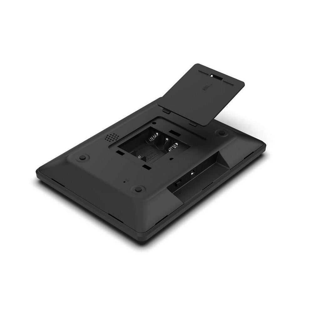 Undersiden af ChessChampion 2.0, der viser det åbne batterirum til 3 AA-batterier.