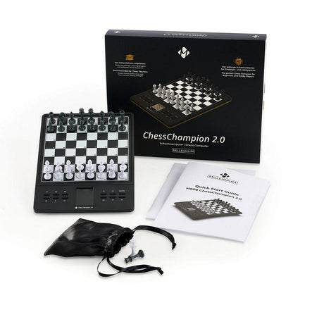 Hele indholdet af ChessChampion 2.0: skakcomputeren, produktæsken (emballagen), manualen og posen med brikker.